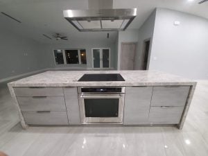 light grey large-format-tile-lithium-pearl-installed-in-an-open-kitchen-concept picture 2
